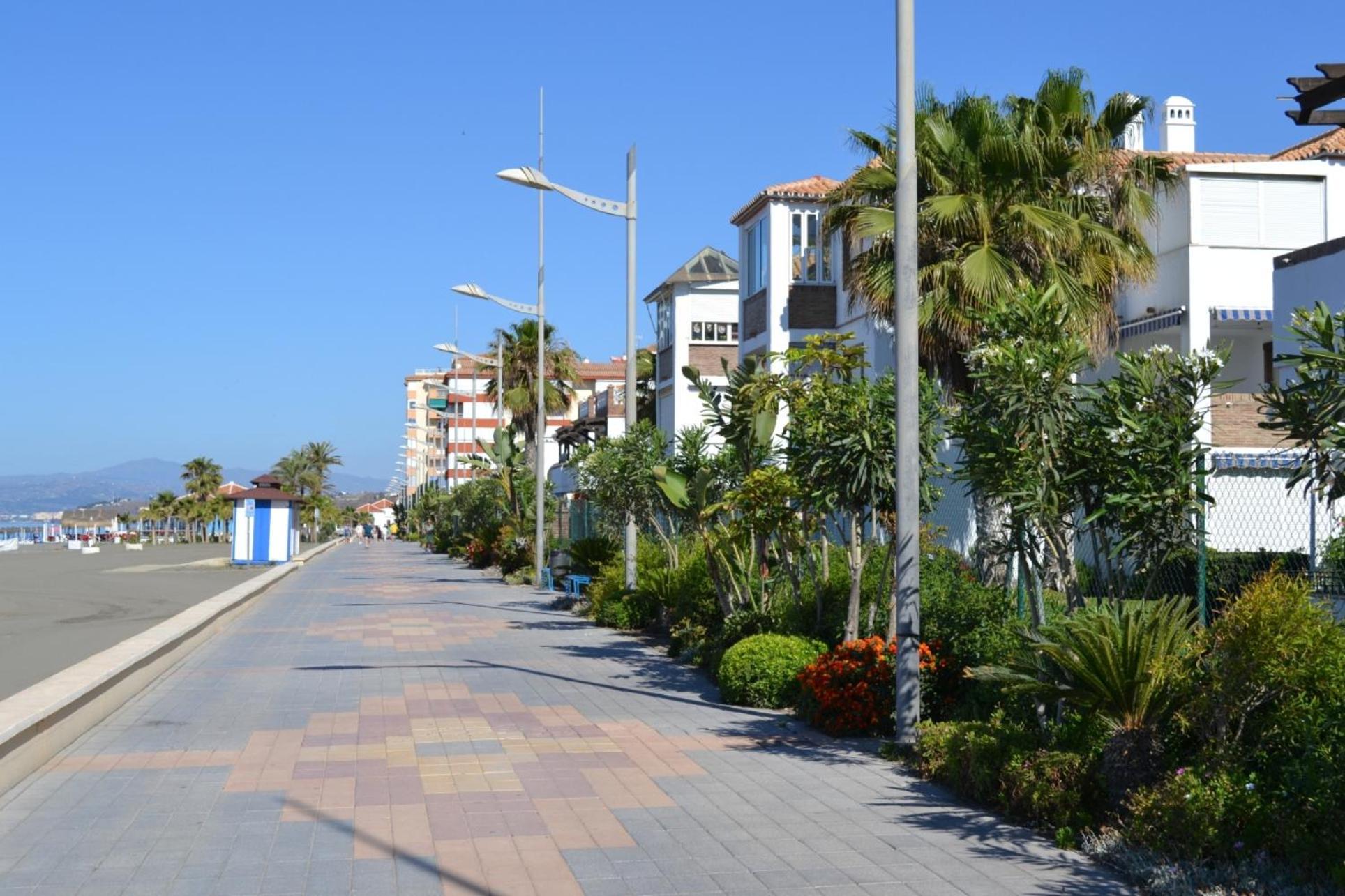 Spacious 1 Bedroom Apartment, Beach Front, Torrox Costa Exteriör bild